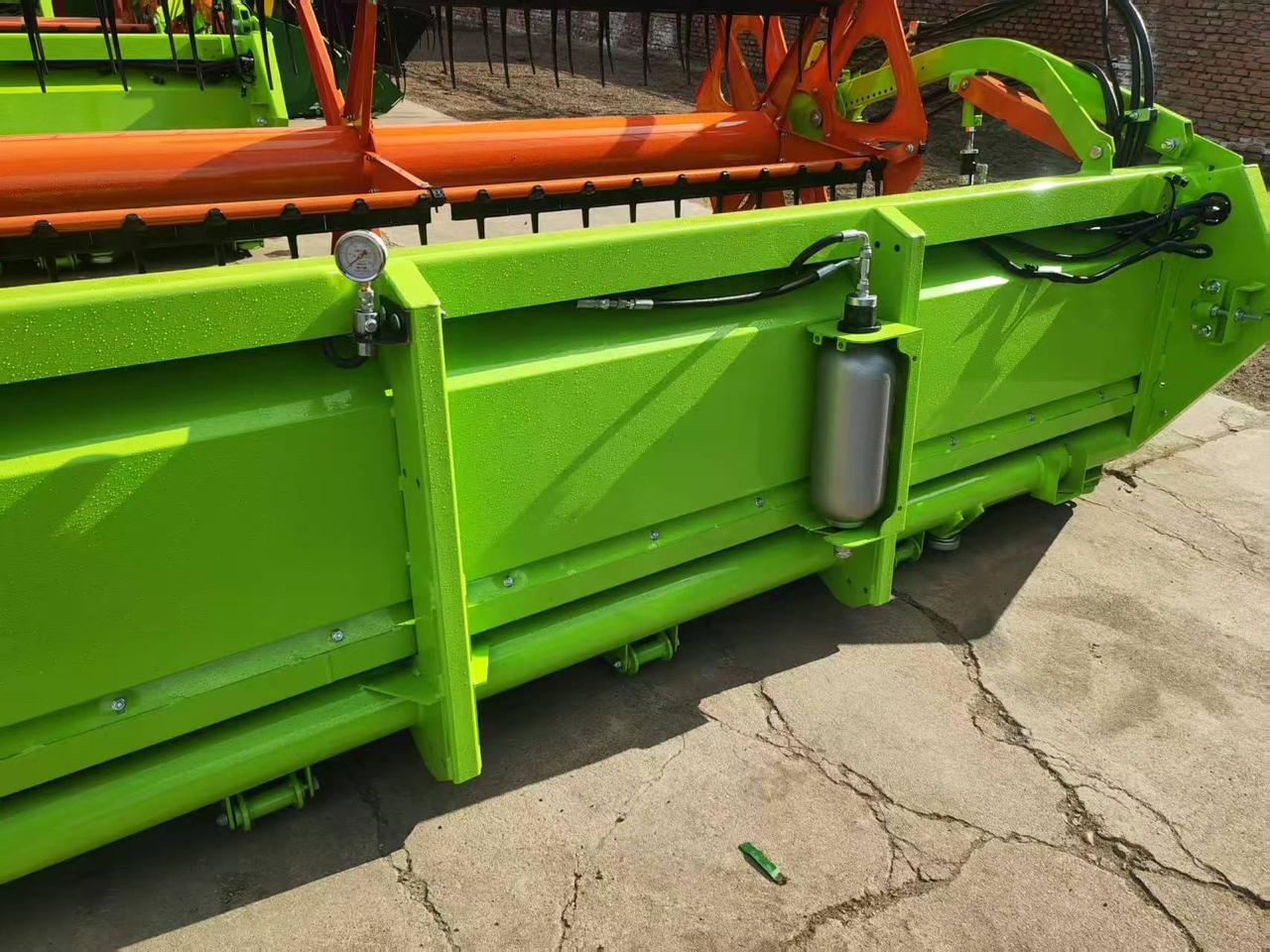 Комбайн с жаткой John Deere 630F на поле